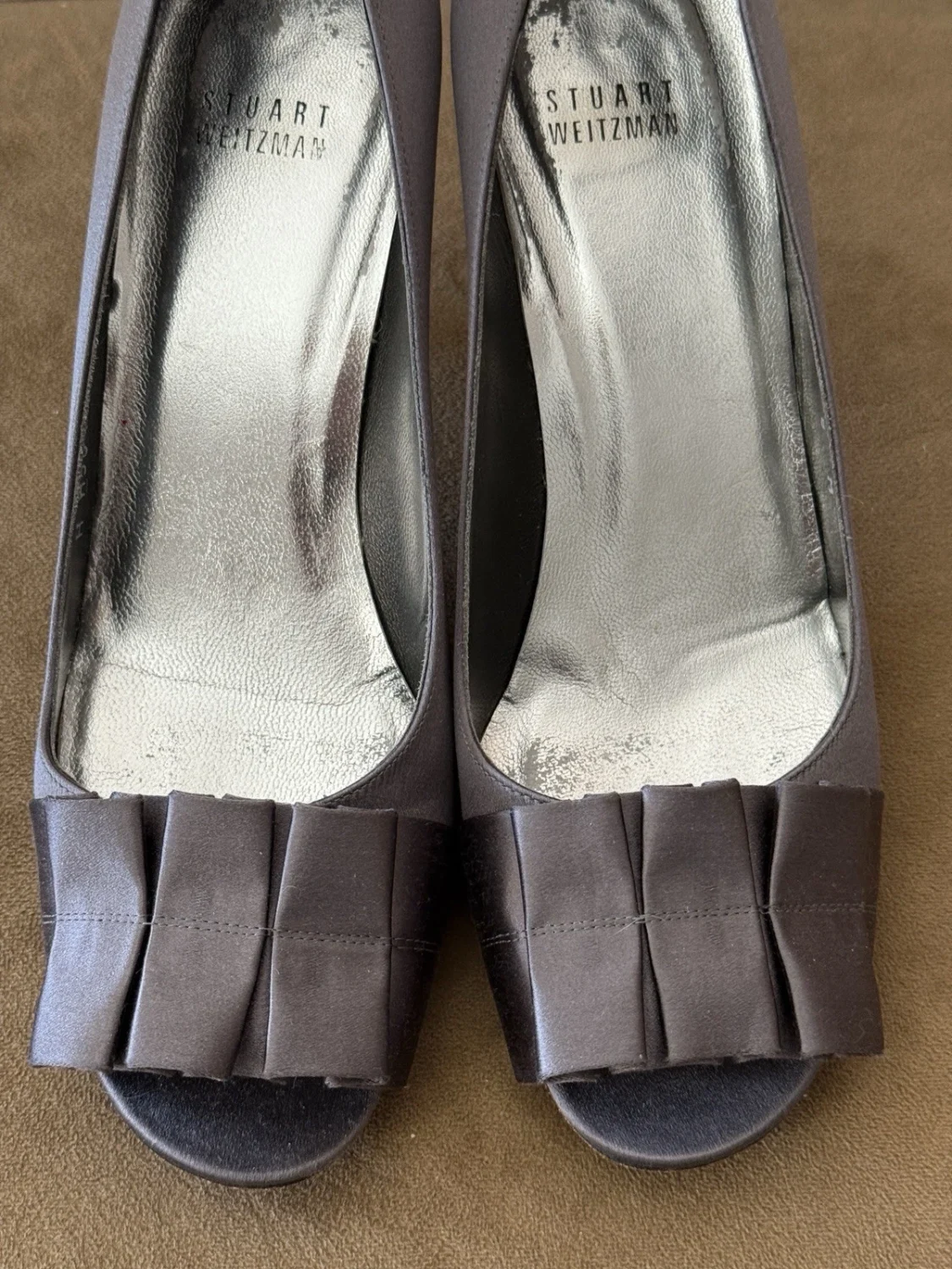 Stuart Weitzman Pewter 缎面高跟鞋带银色衬里 8 码-