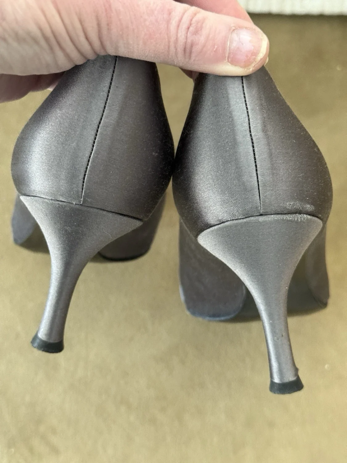 Stuart Weitzman Pewter 缎面高跟鞋带银色衬里 8 码-