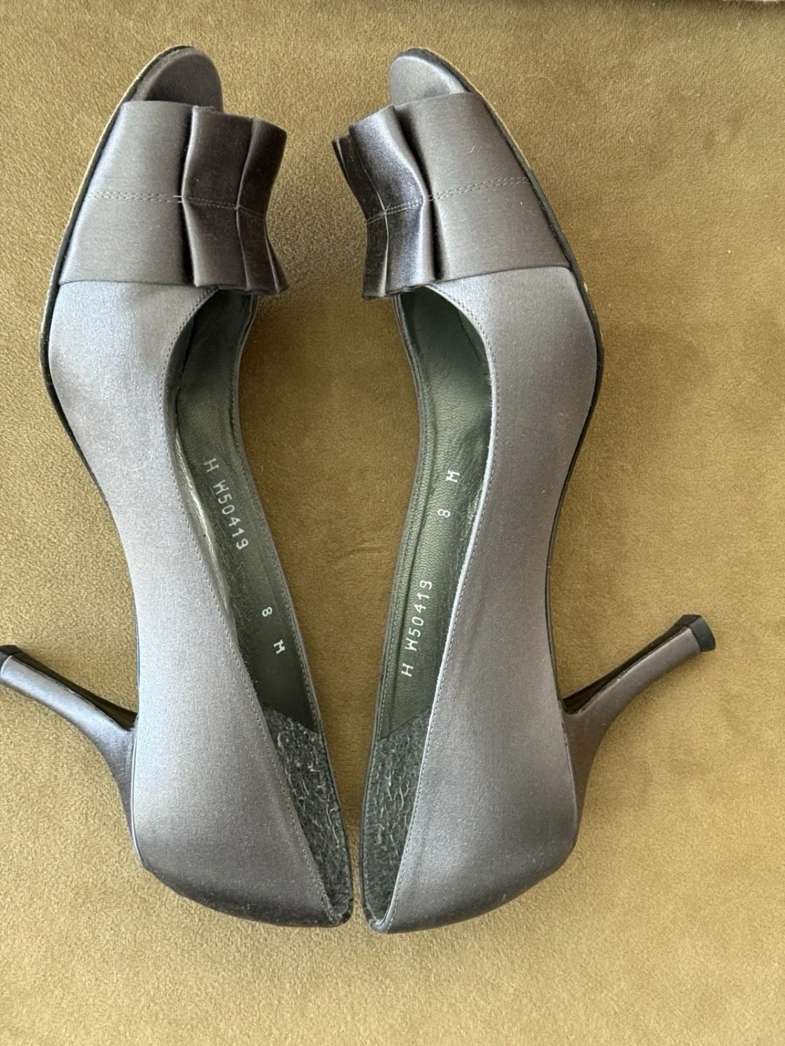 Stuart Weitzman Pewter 缎面高跟鞋带银色衬里 8 码-