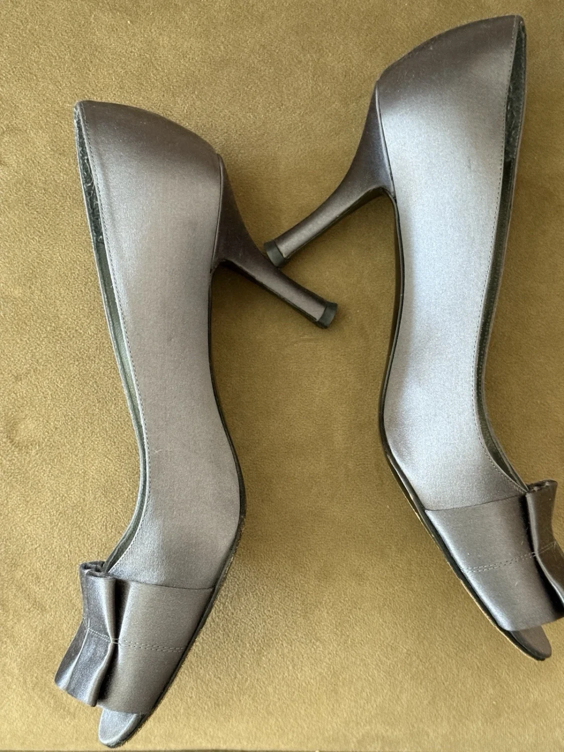 Stuart Weitzman Pewter 缎面高跟鞋带银色衬里 8 码-