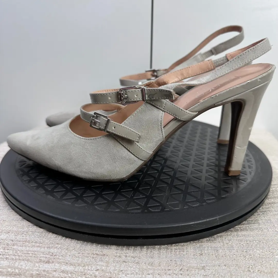 Franco Sarto 灰色麂皮绒露跟高跟鞋带专利口音扣带,尺寸 10M-