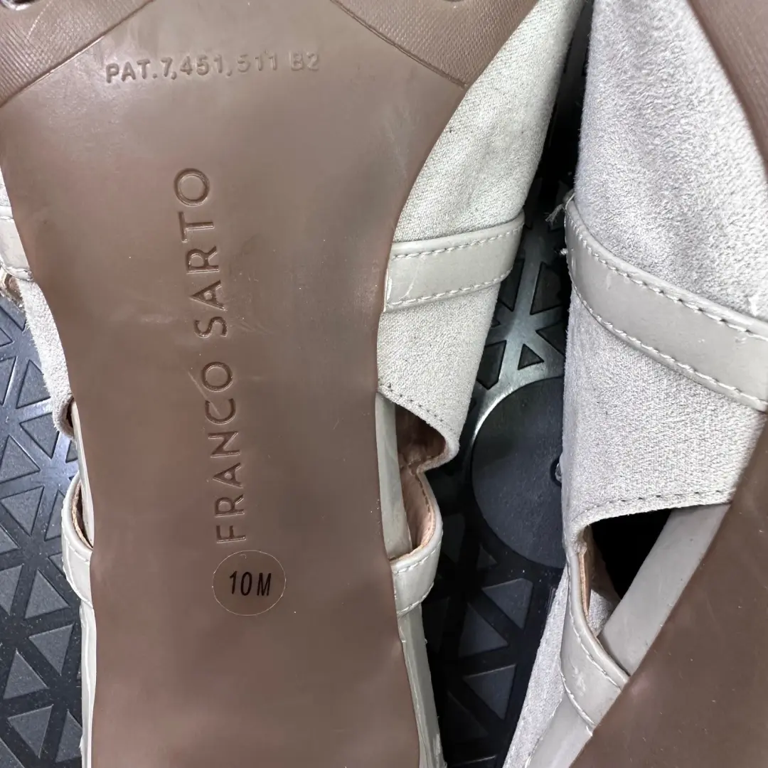 Franco Sarto 灰色麂皮绒露跟高跟鞋带专利口音扣带,尺寸 10M-