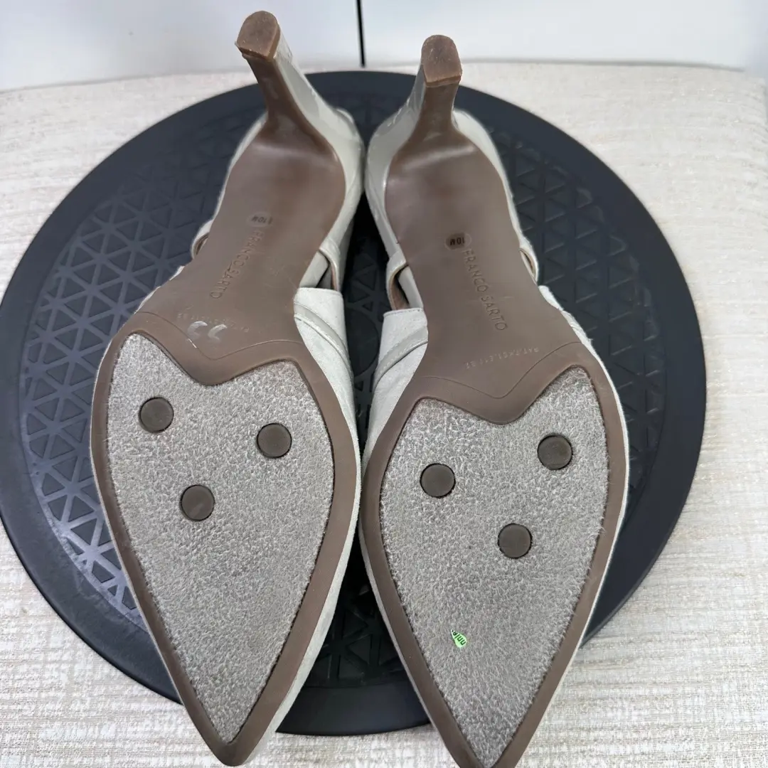 Franco Sarto 灰色麂皮绒露跟高跟鞋带专利口音扣带,尺寸 10M-