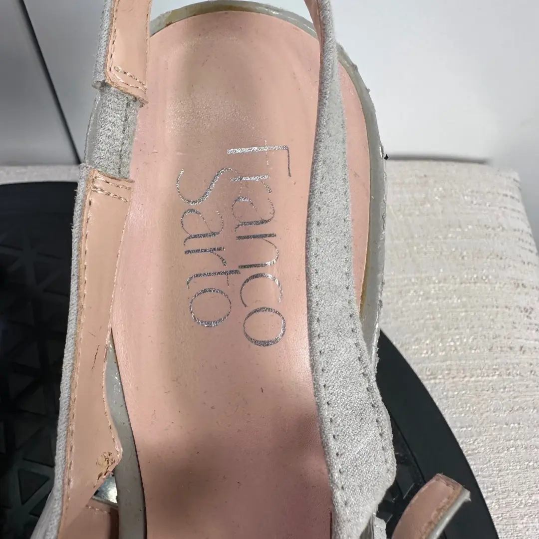 Franco Sarto 灰色麂皮绒露跟高跟鞋带专利口音扣带,尺寸 10M-