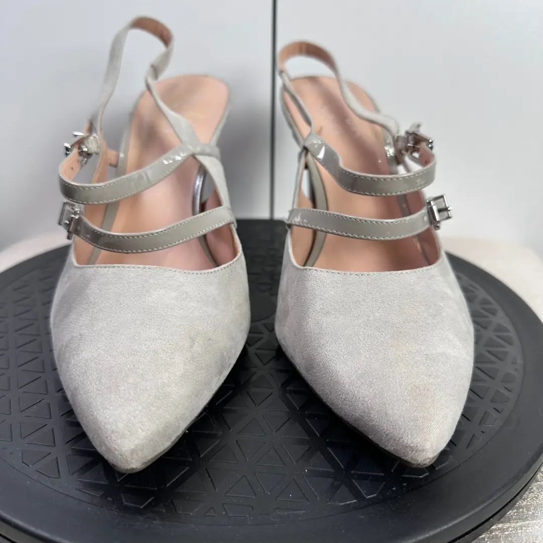Franco Sarto 灰色麂皮绒露跟高跟鞋带专利口音扣带,尺寸 10M-