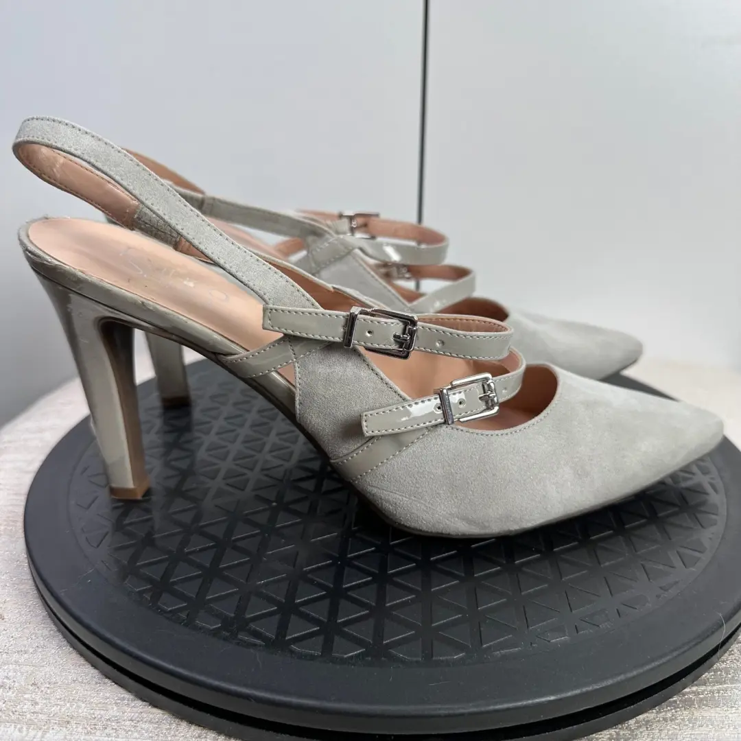 Franco Sarto 灰色麂皮绒露跟高跟鞋带专利口音扣带,尺寸 10M-