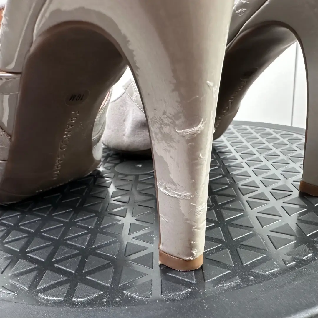 Franco Sarto 灰色麂皮绒露跟高跟鞋带专利口音扣带,尺寸 10M-