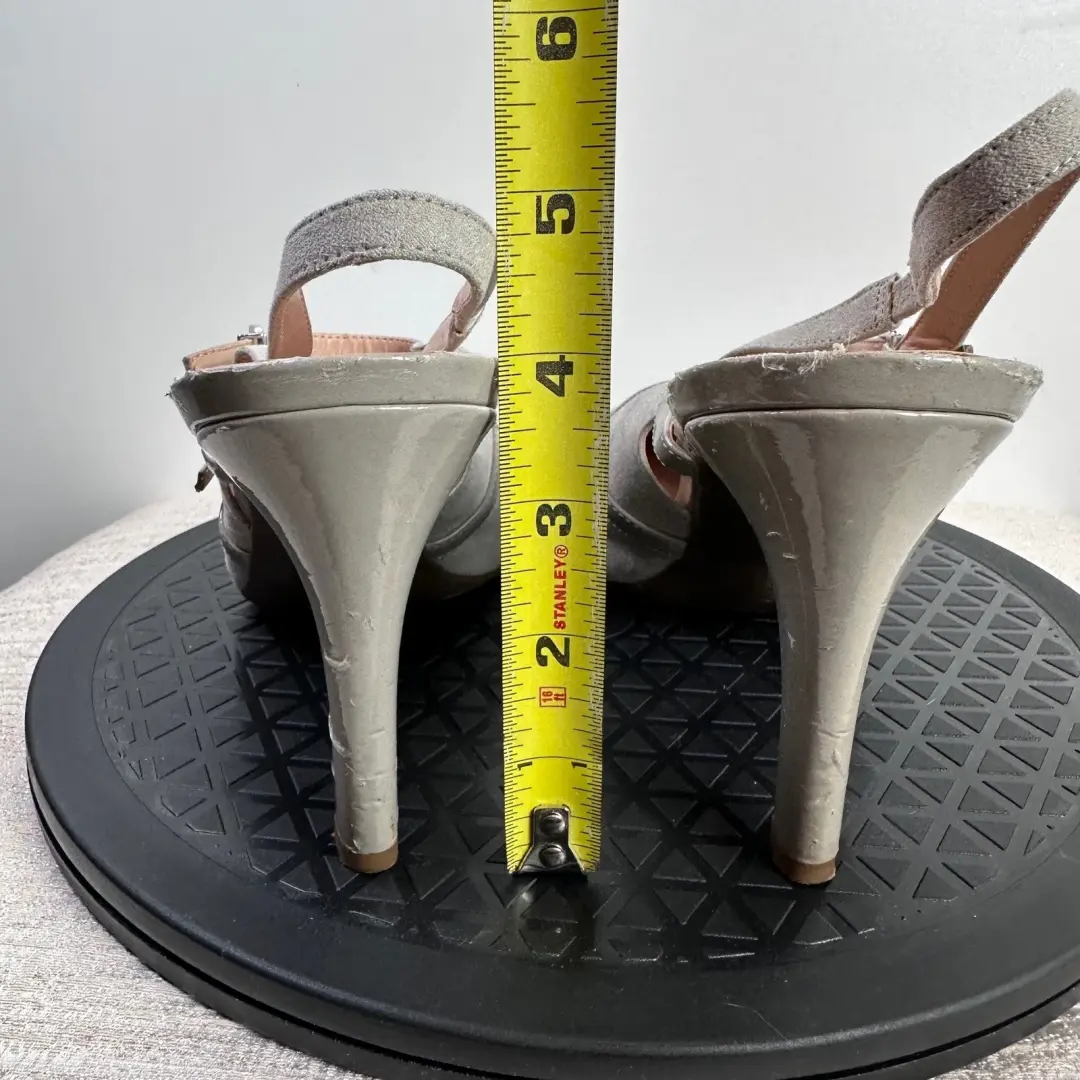 Franco Sarto 灰色麂皮绒露跟高跟鞋带专利口音扣带,尺寸 10M-