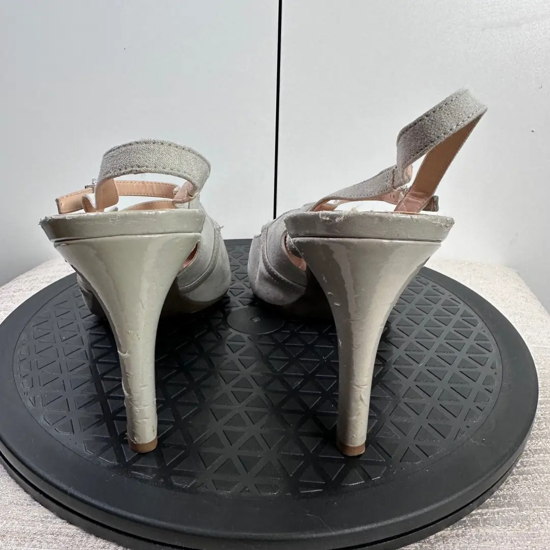 Franco Sarto 灰色麂皮绒露跟高跟鞋带专利口音扣带,尺寸 10M-