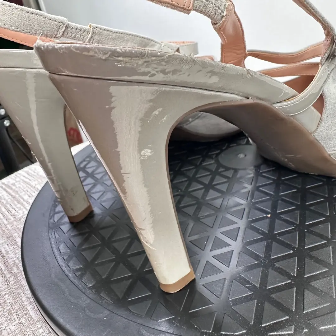 Franco Sarto 灰色麂皮绒露跟高跟鞋带专利口音扣带,尺寸 10M-