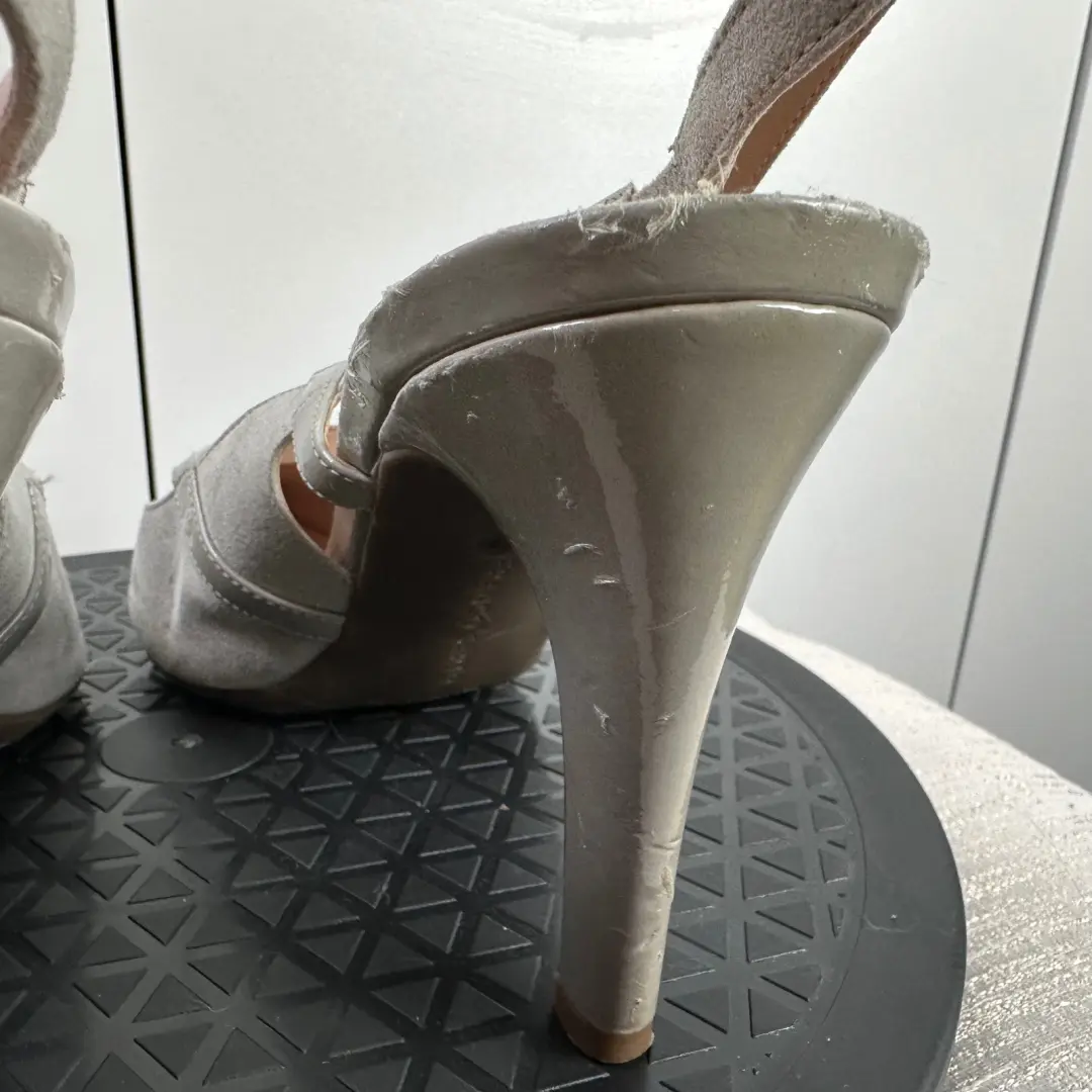 Franco Sarto 灰色麂皮绒露跟高跟鞋带专利口音扣带,尺寸 10M-