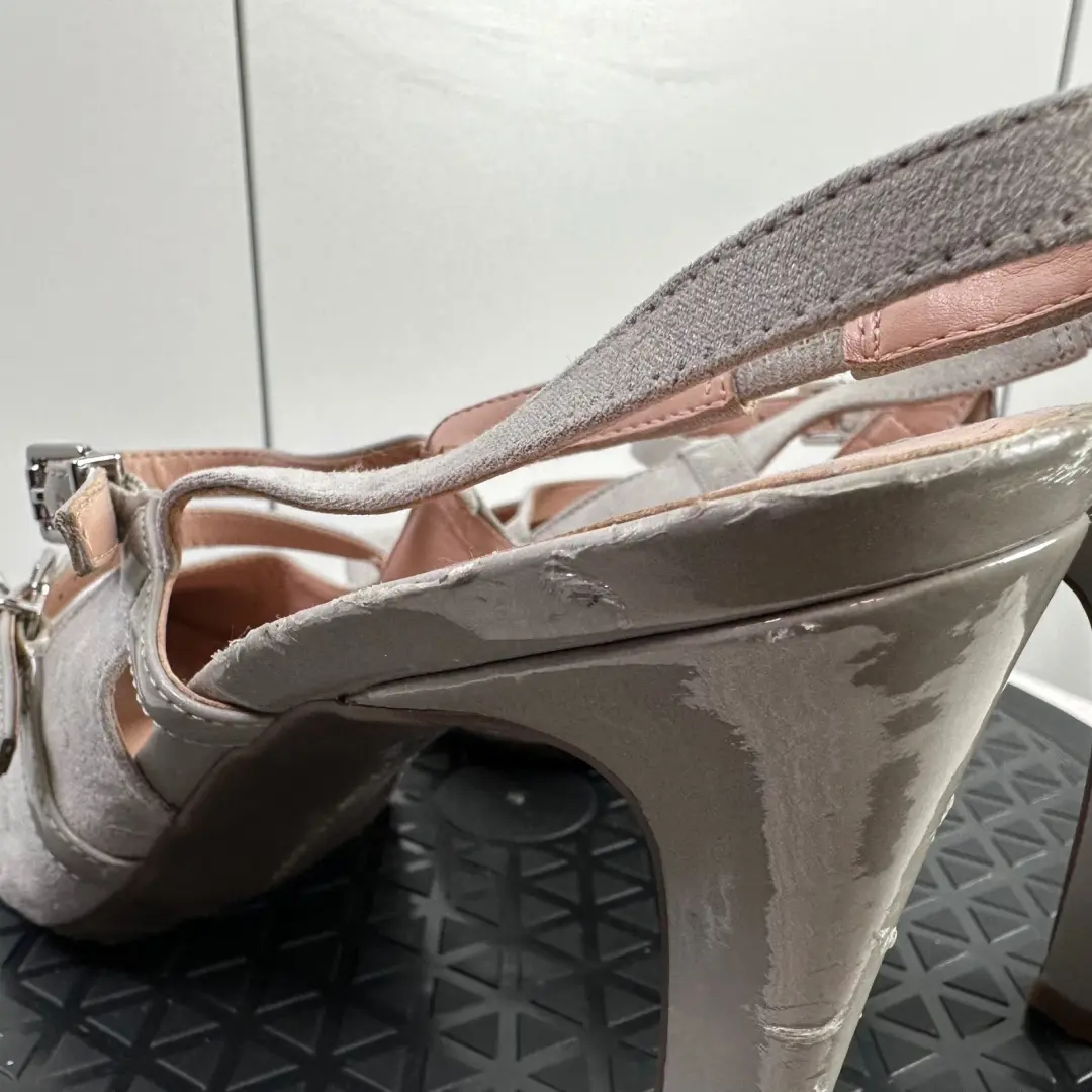 Franco Sarto 灰色麂皮绒露跟高跟鞋带专利口音扣带,尺寸 10M-