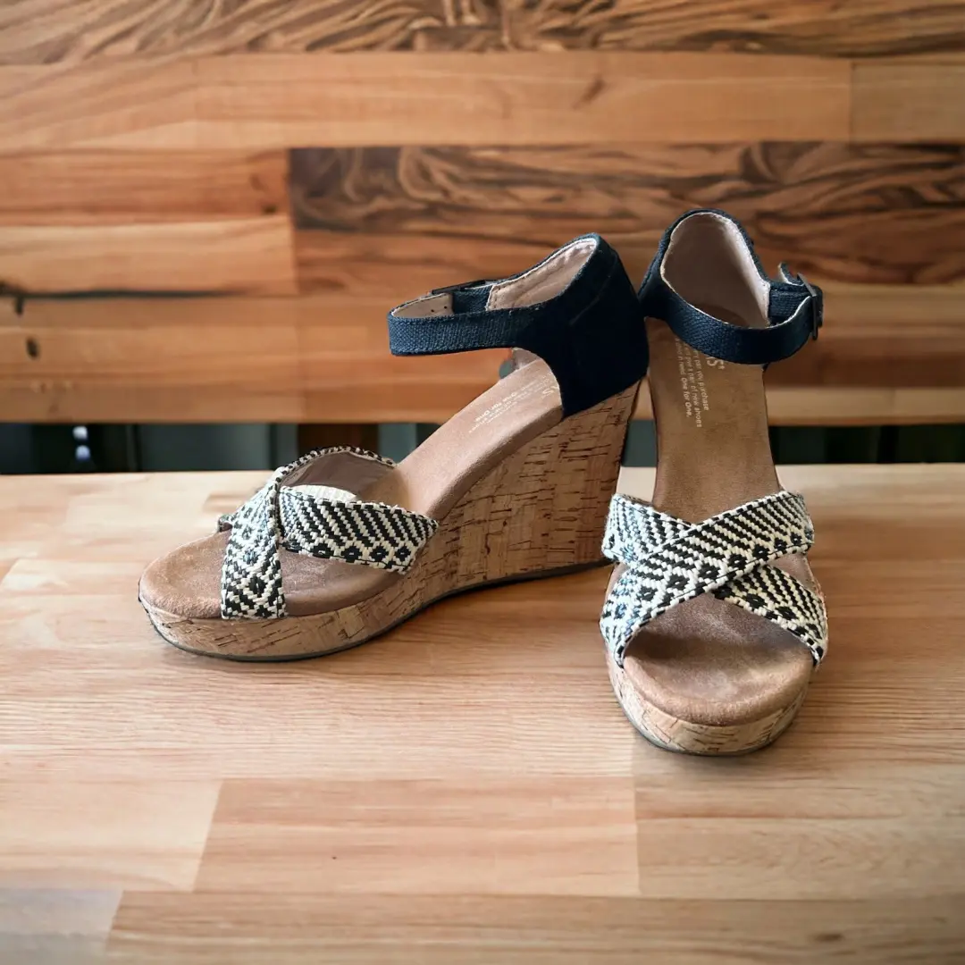 Toms 女式 Sienna 软木楔形踝带凉鞋黑色/象牙色露趾 7W 码-