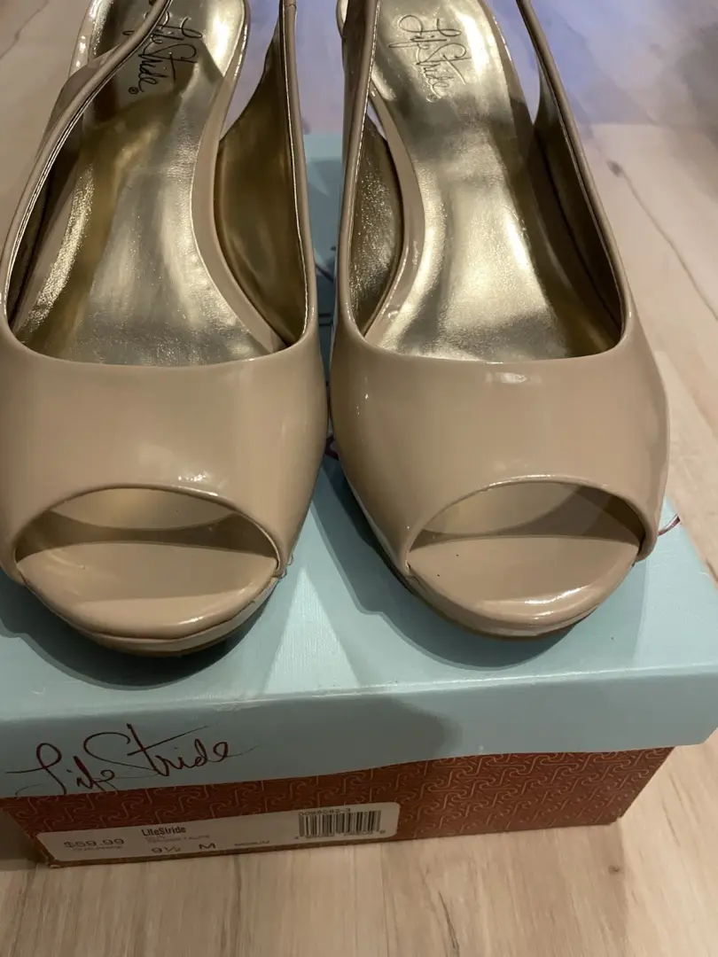 Life Stride Olin 吊带高跟鞋 9.5 码 Tender Taupe 专利 3 英寸高跟鞋露趾-