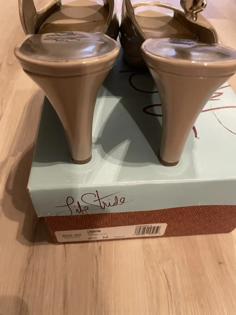 Life Stride Olin 吊带高跟鞋 9.5 码 Tender Taupe 专利 3 英寸高跟鞋露趾-