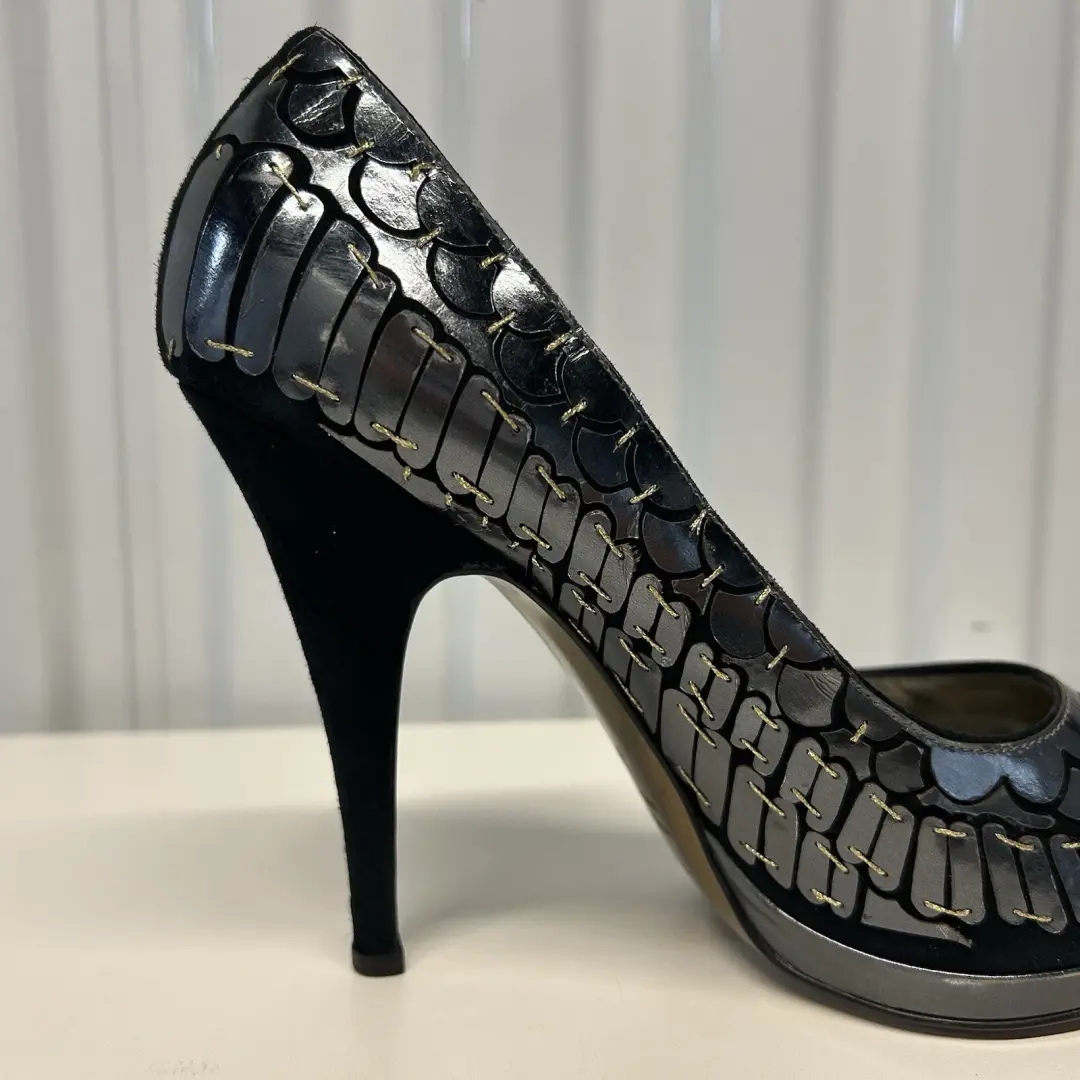 ROBERTO CAVALLI 鱼鳞金属银色黑色麂皮绒露趾高跟鞋 39.5 码-