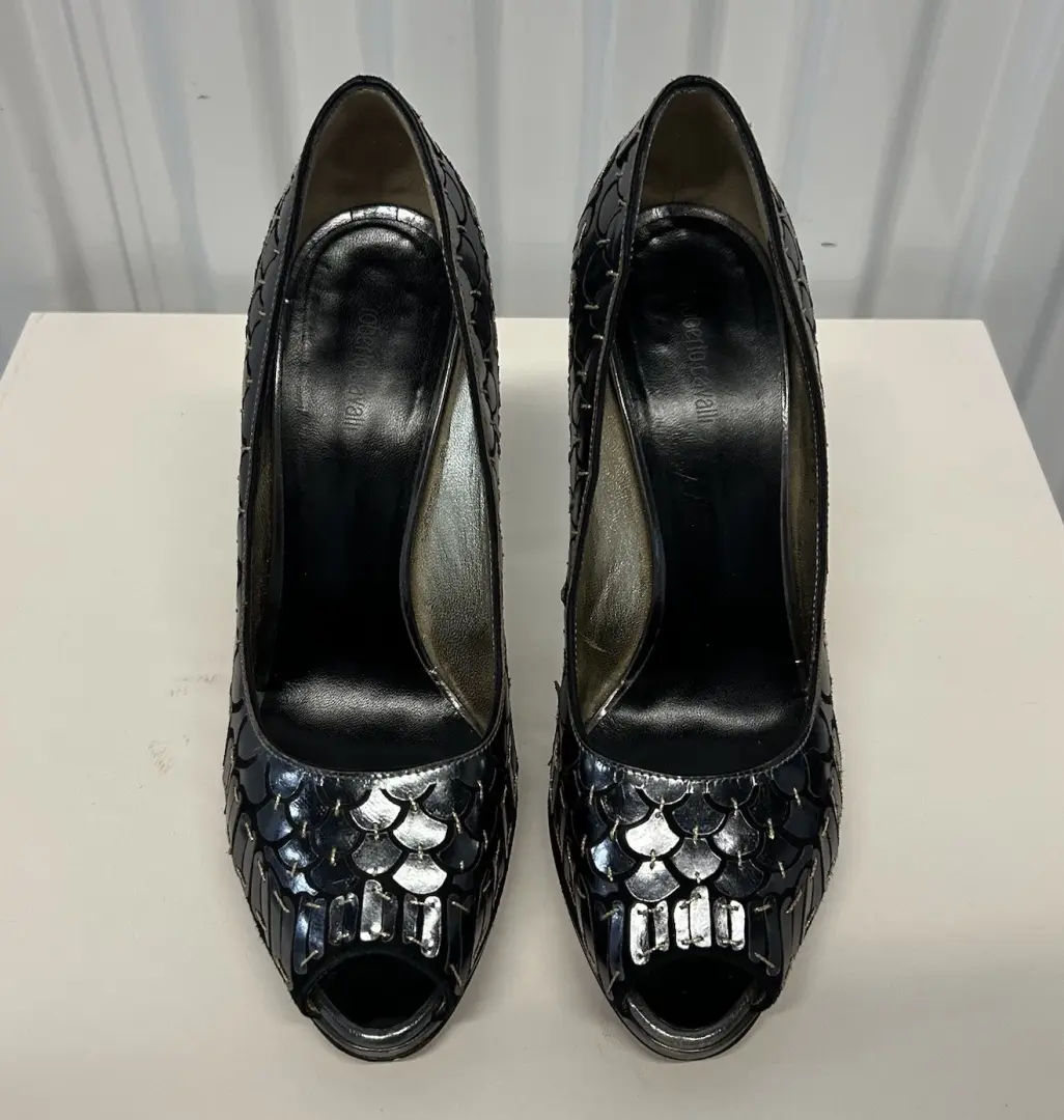 ROBERTO CAVALLI 鱼鳞金属银色黑色麂皮绒露趾高跟鞋 39.5 码-