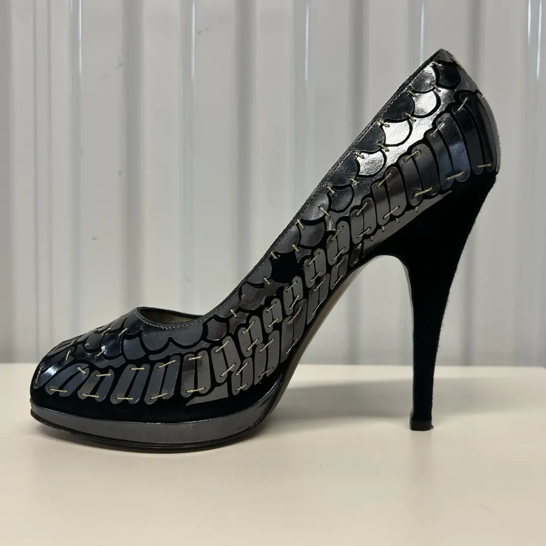 ROBERTO CAVALLI 鱼鳞金属银色黑色麂皮绒露趾高跟鞋 39.5 码-