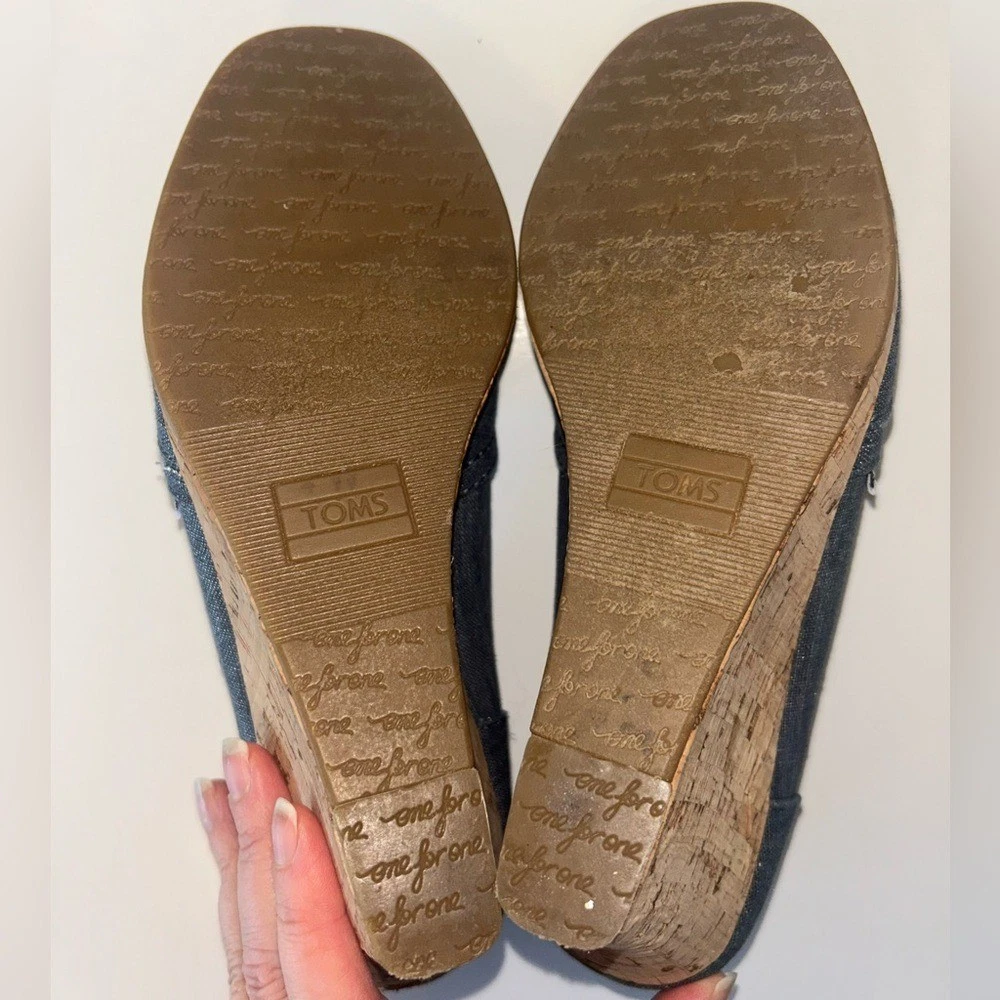 TOMS 女士 Stella 软木楔形金属蓝色牛仔面料偷窥鞋头 8.5 码-
