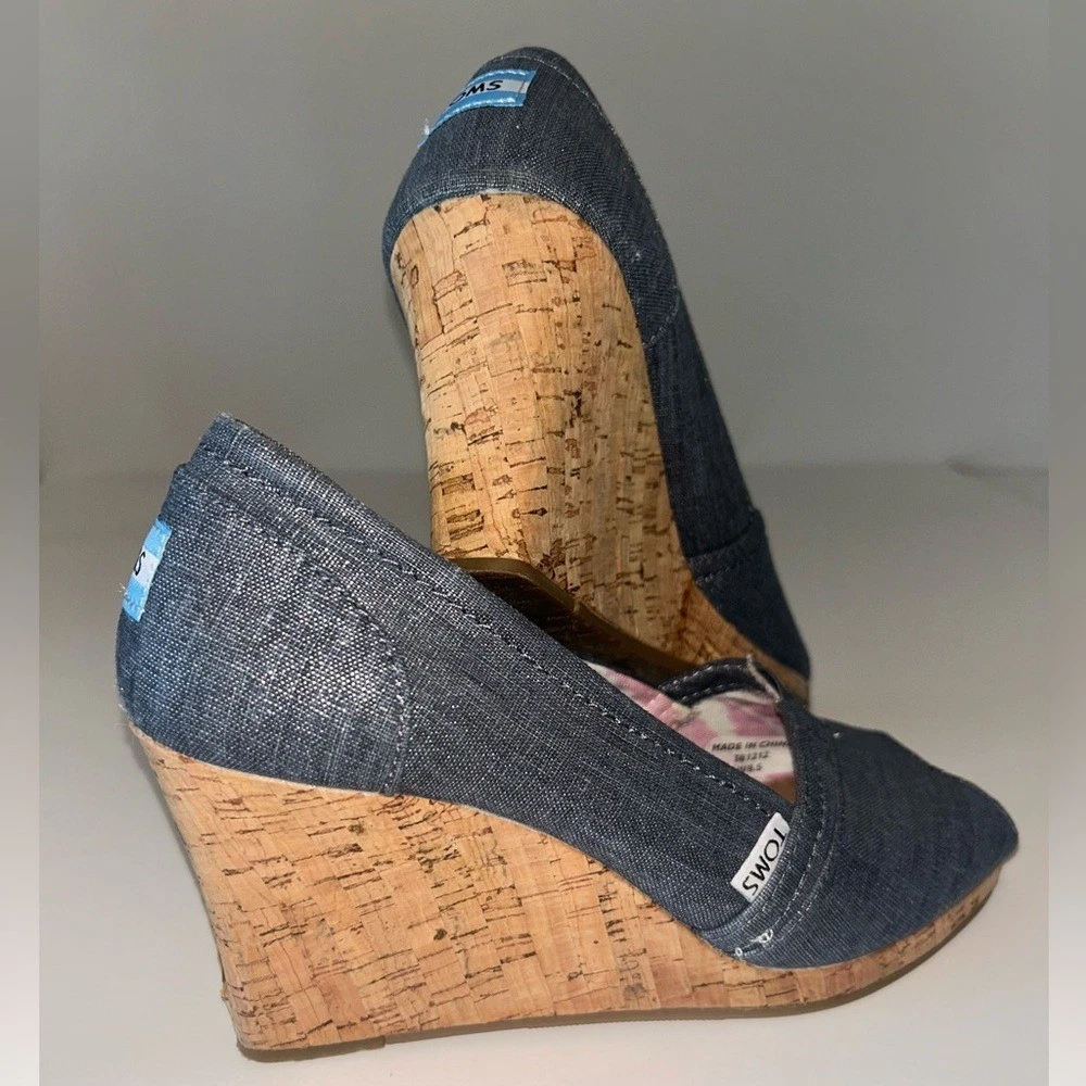 TOMS 女士 Stella 软木楔形金属蓝色牛仔面料偷窥鞋头 8.5 码-