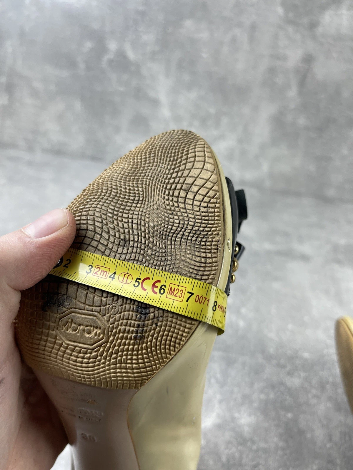 Miu Miu 漆皮露趾米色/黑色浅口高跟鞋 38 码-
