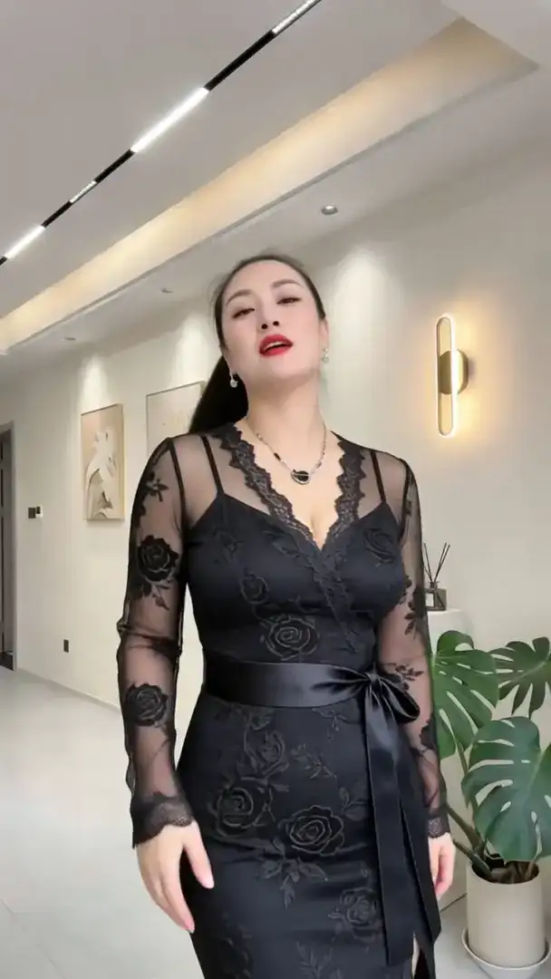 #收腹裤 #性感丰满迷人气质女人 #听说微胖才是极品 #颜值与身材并存