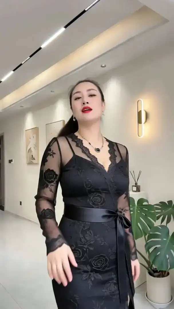 #收腹裤 #性感丰满迷人气质女人 #听说微胖才是极品 #颜值与身材并存