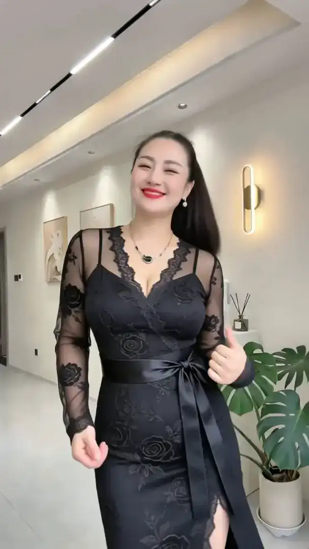 #收腹裤 #性感丰满迷人气质女人 #听说微胖才是极品 #颜值与身材并存