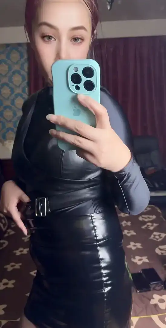 #小皮裙 #黑色的高跟靴