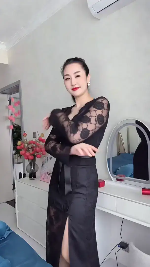 #成熟女人味穿搭 #成熟女人味 #这样的身材打几分 #听说微胖才是极品