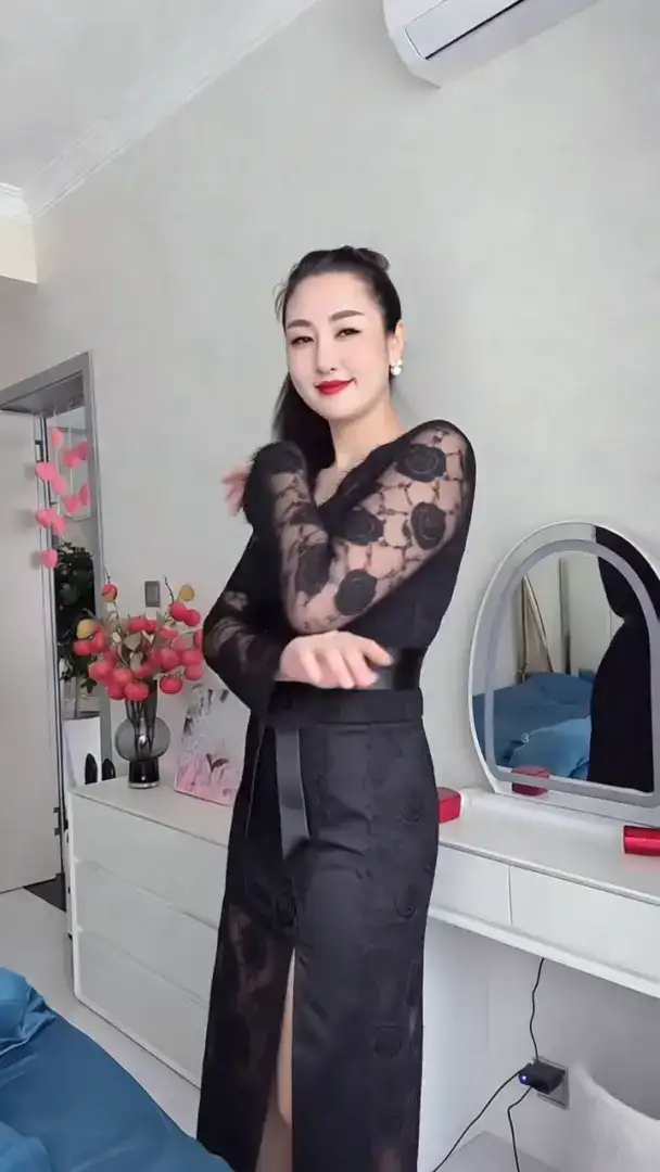 #成熟女人味穿搭 #成熟女人味 #这样的身材打几分 #听说微胖才是极品