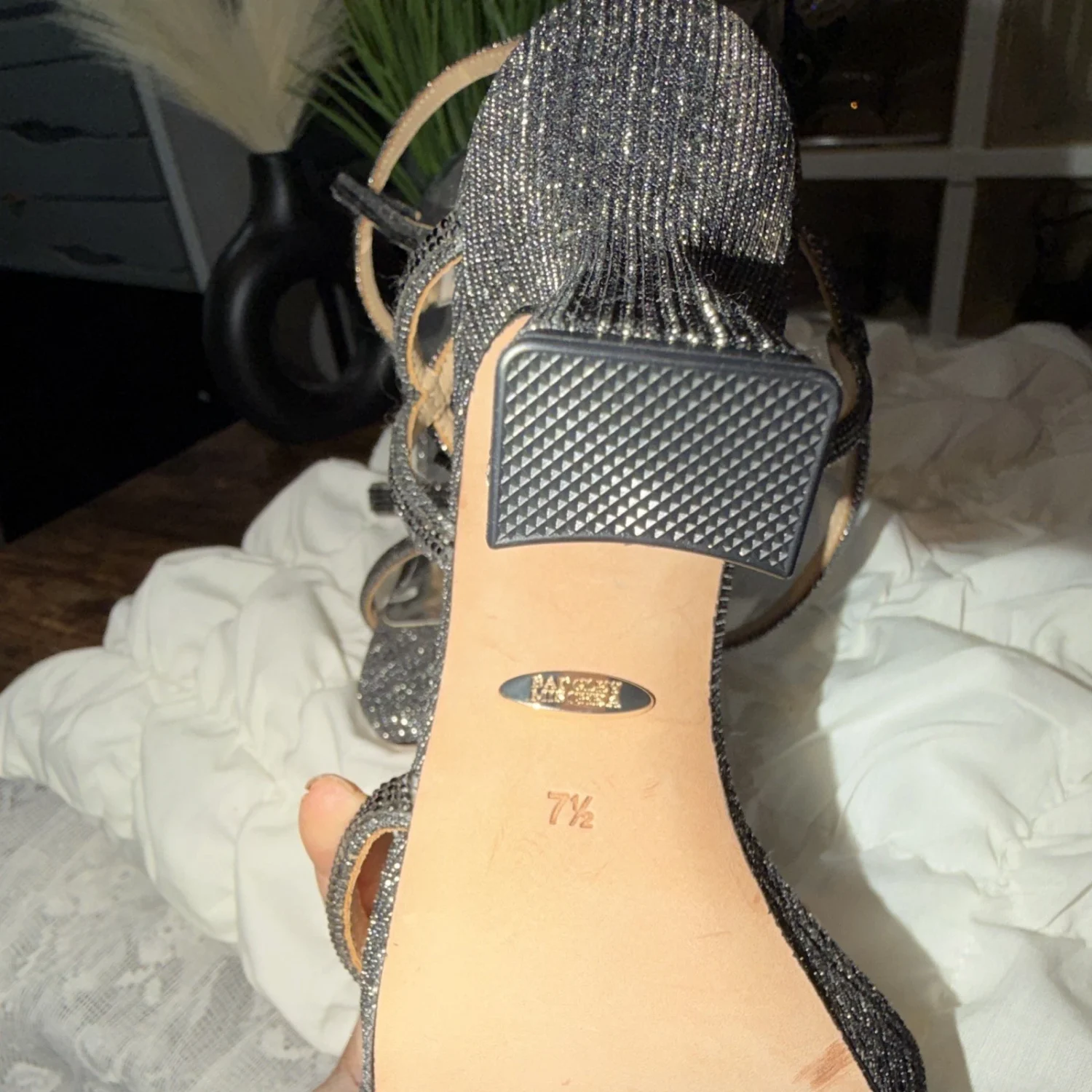 Badgley Mischka 黑色闪光绑带踝带露趾粗跟,7.5-