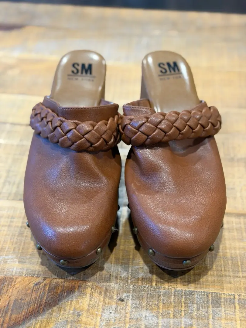 SM New York Carla 女式编织铆钉穆勒鞋卡梅尔颜色 8 码-