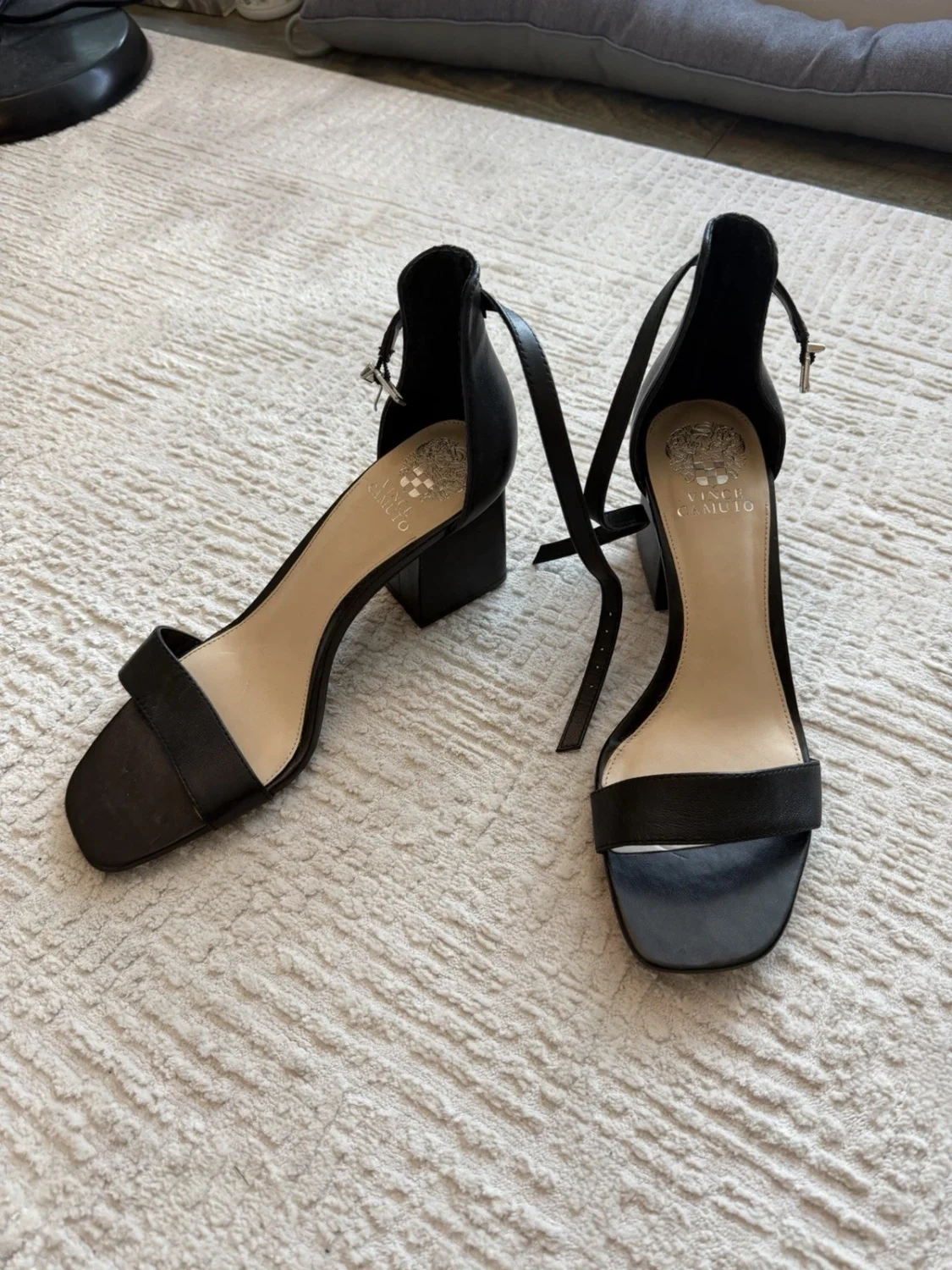 Vince Camuto 黑色绑带踝带方头粗跟女式 10-