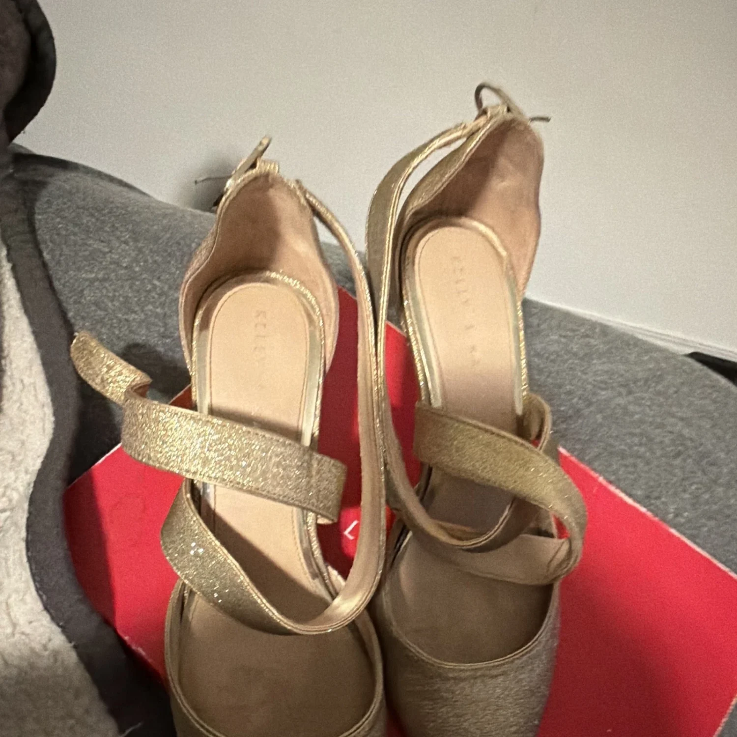 Kelly & Katie 女式金色闪光尖头绑带高跟鞋 10 码-