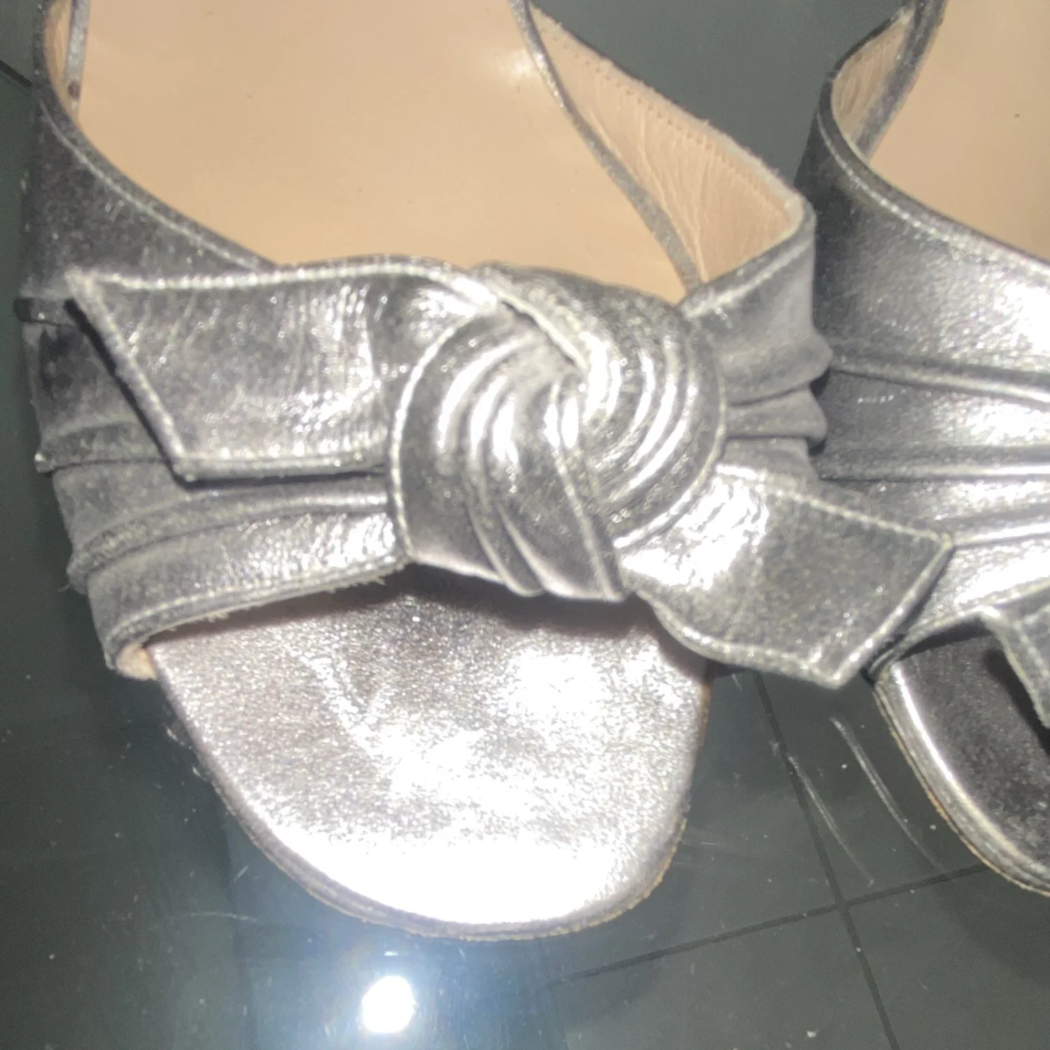 Manolo Blahnik 银色皮革蝴蝶结骡子高跟鞋女式 US 8 露趾懒人鞋-