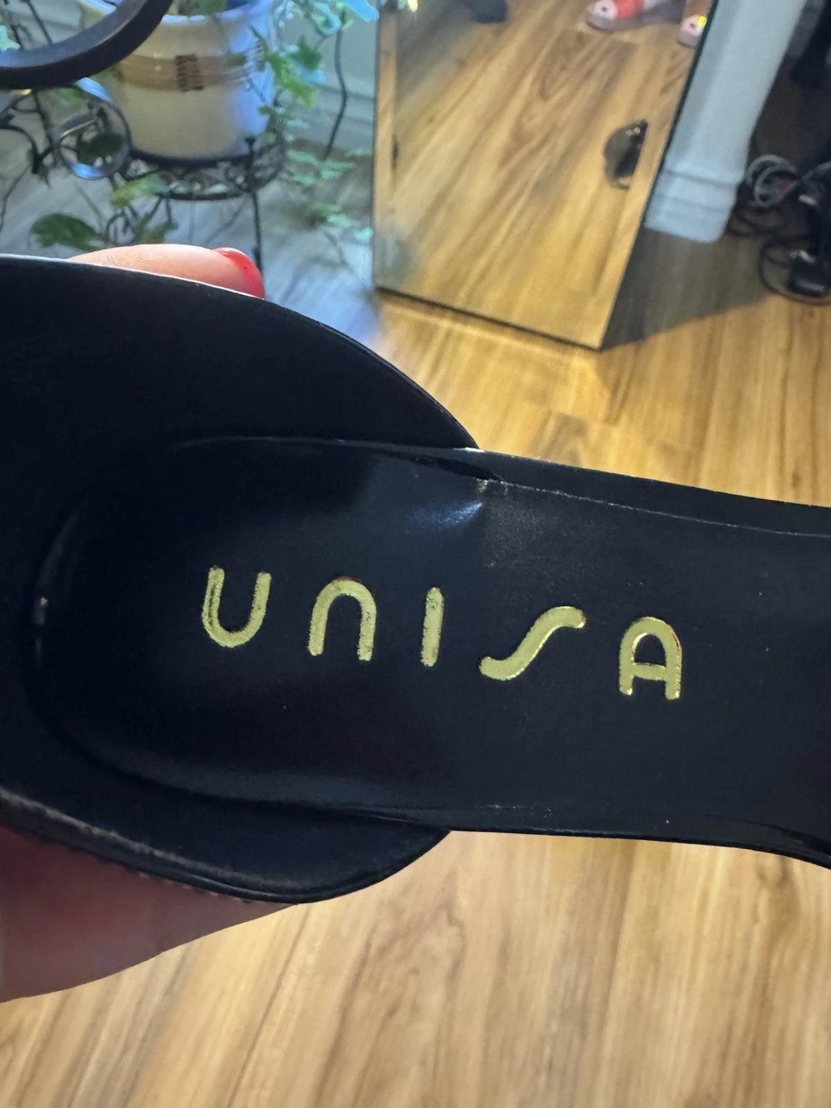 Unisa Brand 女式黑色漆皮高跟鞋金色链条细节 9 码-