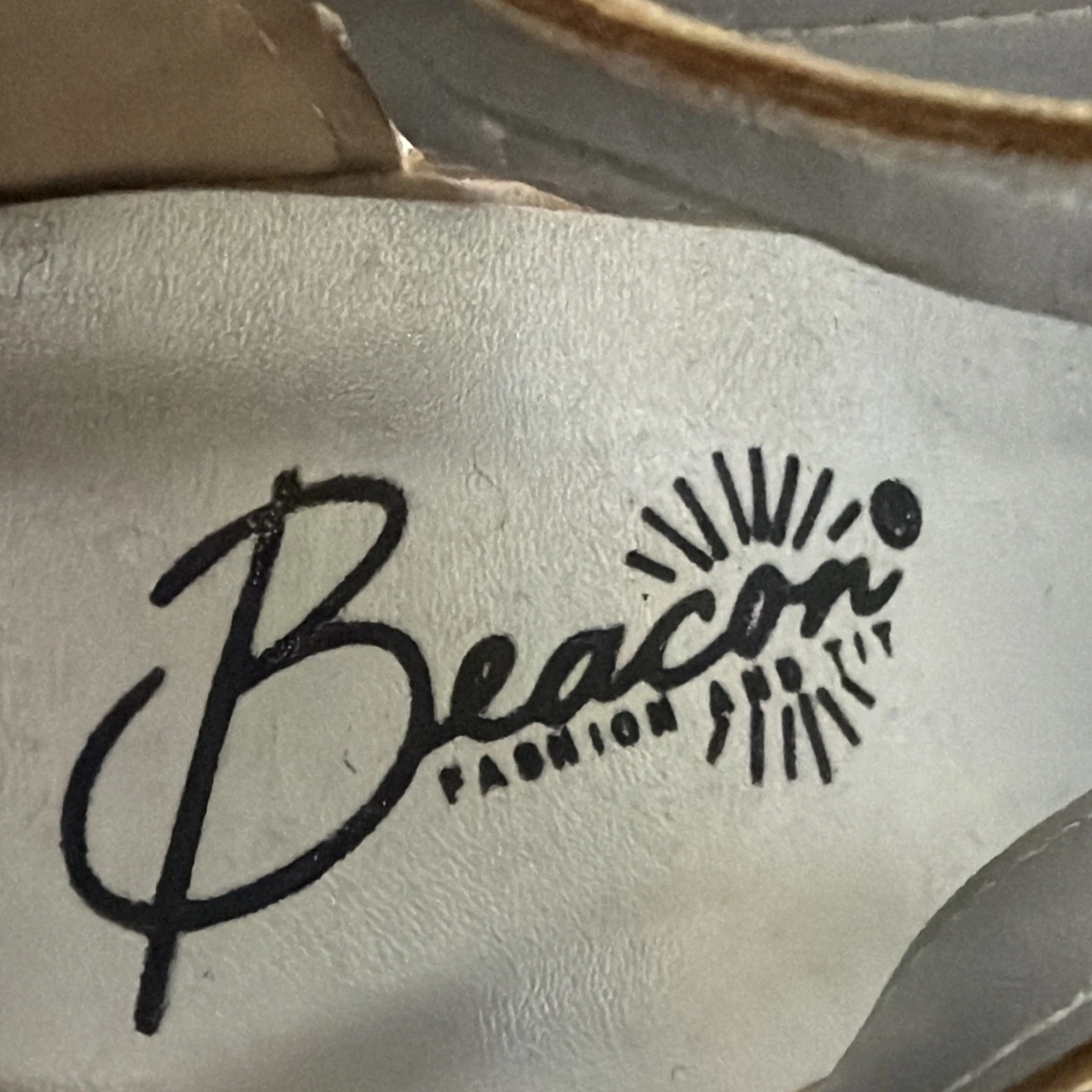 Beacon 时尚合身凉鞋 米色 露趾 金色装饰绑带 鞋跟 拉链 尺码 10M-