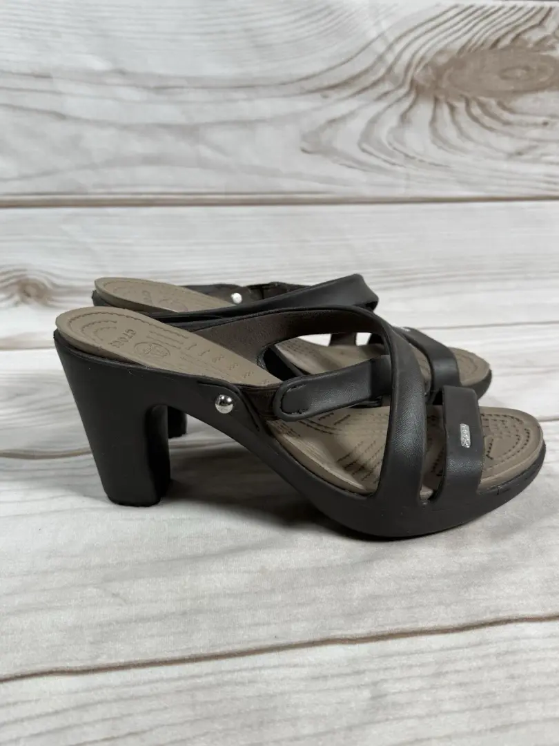 Crocs Cyprus IV 一脚蹬凉鞋高跟鞋女式 9 码棕色 14558-
